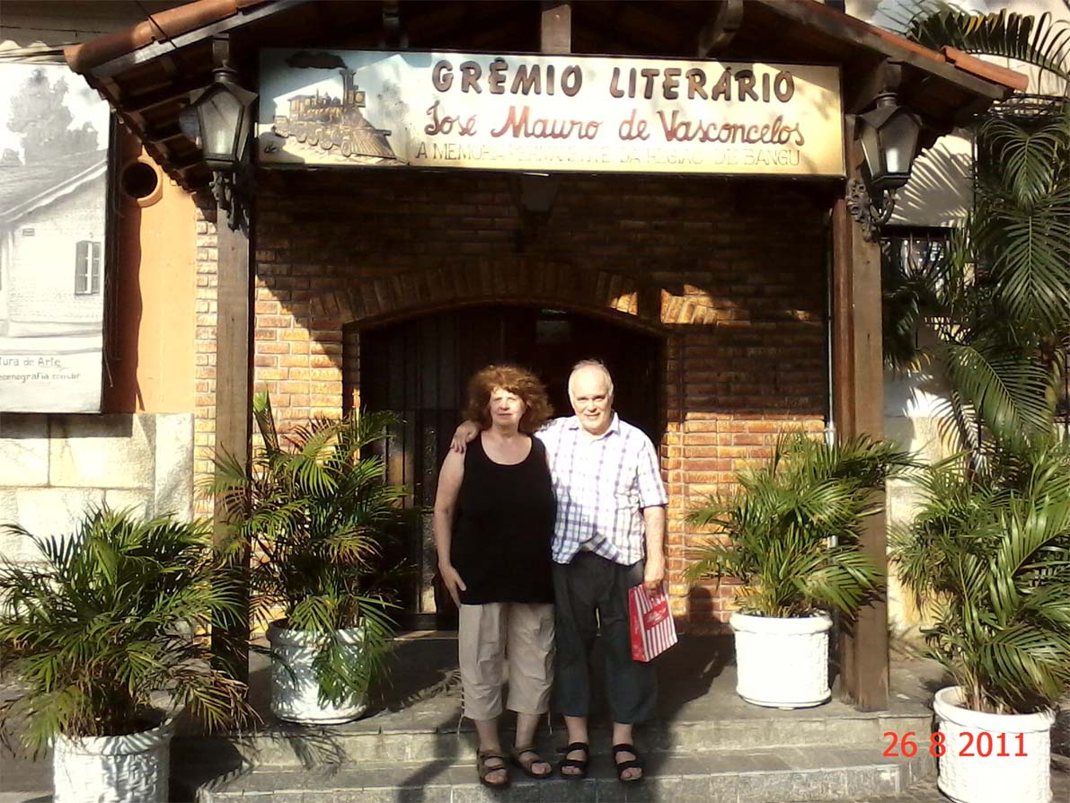 Luiz e Iréne ao saírem do Grêmio Literário José Mauro de Vasconcelos, em Bangu