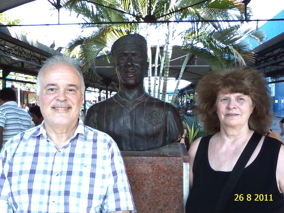 Luiz Eduardo Lages e Iréne Lages em frente à estátua do grande Domingos da Guia, craque referência do Bangu Atlético Clube