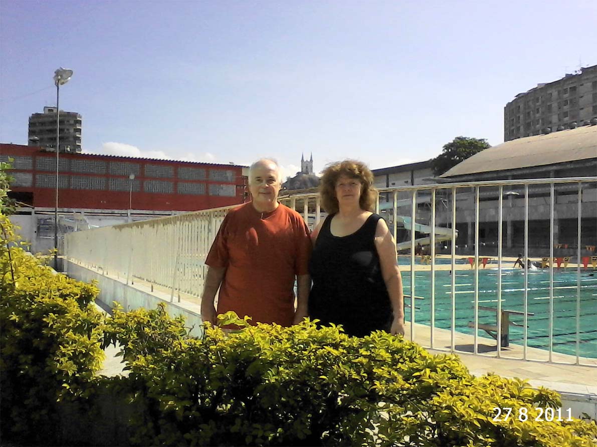 Sede social do Olaria Atlético Clube, ao lado da piscina do tradicional clube carioca, tendo ao fundo, no horizonte, entre Luiz e Iréne, a Igreja da Penha